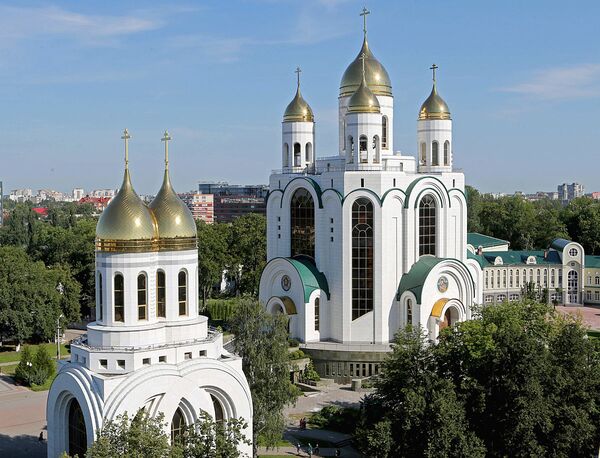 Собор Христа Спасителя (на заднем плане) и Церковь Петра и Февронии - Sputnik Молдова