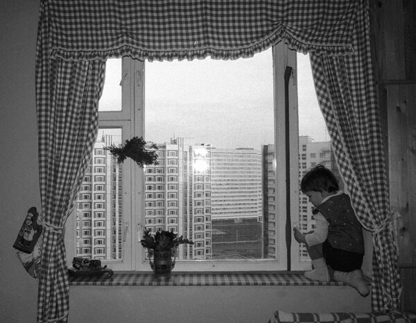 Чудеса случаются: ребенок упал с балкона 9 этажа и остался жив - фото - Sputnik Молдова