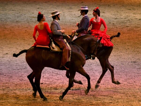 Артисты испанской группы «Cordoba Ecuestre» выступают на конном шоу с андалузскими лошадями на арене имени Ласло Паппа в Будапеште, Венгрия - Sputnik Молдова