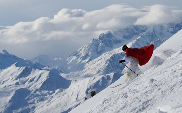 Лыжник в костюме Санта-Клауса на горнолыжном курорте Вербье, Швейцария - Sputnik Молдова