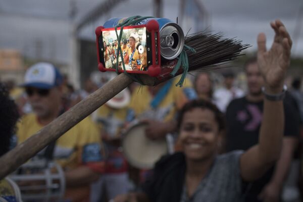 Селфи при помощи метлы и банки из-под пива в день самбы в Рио-де-Жанейро - Sputnik Молдова