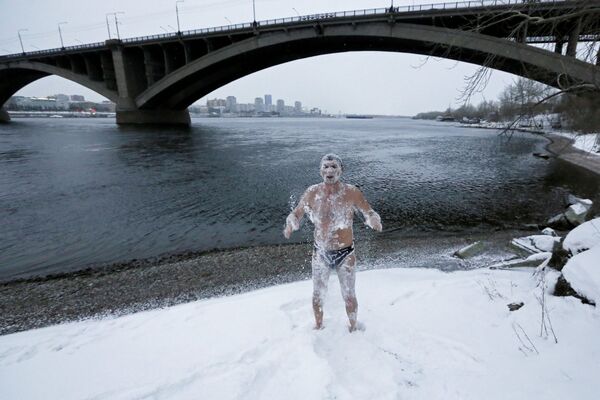 Участник клуба зимнего плавания Криофил Александр Ярошенко около реки Енисей в Красноярске - Sputnik Молдова