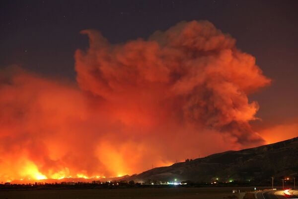 Дым от лесных пожаров поднимается в ночное небо, Калифорния, США - Sputnik Молдова