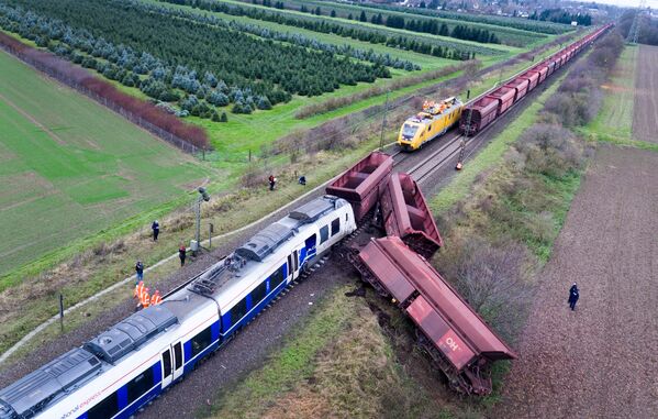 Место аварии, где столкнулись пассажирский и грузовой поезда на западе Германии - Sputnik Молдова