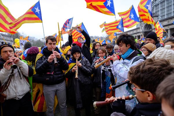 Участники демонстрации каталонцев в поддержку бывшего председателя правительства Каталонии Карлеса Пучдемона в Брюсселе - Sputnik Молдова