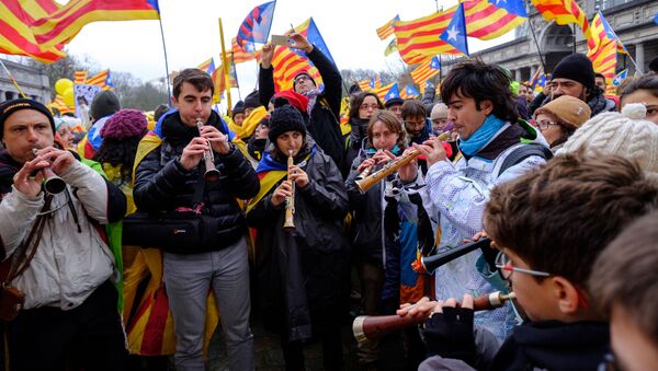 Участники демонстрации каталонцев в поддержку бывшего председателя правительства Каталонии Карлеса Пучдемона в Брюсселе - Sputnik Молдова