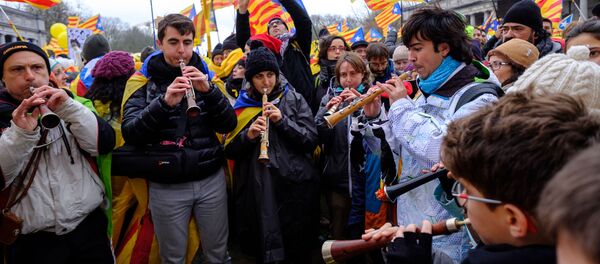Участники демонстрации каталонцев в поддержку бывшего председателя правительства Каталонии Карлеса Пучдемона в Брюсселе - Sputnik Молдова