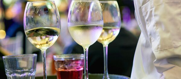 Официант с бокалом вина - Sputnik Молдова