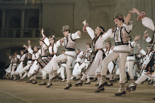 Ansamblul Național Academic de Dansuri Populare „JOC interpretează dansul Drăgaica - Sputnik Moldova