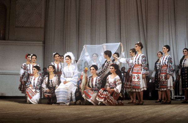 Ansamblul Național Academic de Dansuri Populare „JOC, pe scena sălii de concert Ceaikovski. Dansul Nunta moldovenească - Sputnik Moldova