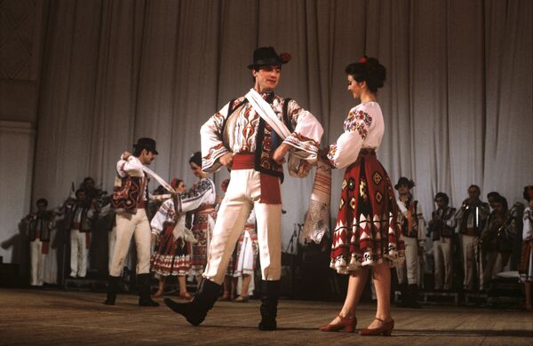 Ansamblul Național Academic de Dansuri Populare „JOC, pe scena sălii de concert Ceaikovski - Sputnik Moldova