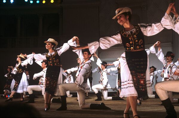 Ansamblul Național Academic de Dansuri Populare „JOC, pe scena sălii de concert Ceaikovski. Suită de dans popular din nordul Moldovei - Sputnik Moldova
