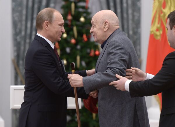 22 декабря 2014. Президент России Владимир Путин (слева) награждает орденом За заслуги перед Отечеством I степени артиста театра Ленком Леонида Броневого (в центре) на церемонии вручения государственных наград выдающимся россиянам в Кремле. 22 декабря 2014. Президент России Владимир Путин (слева) награждает орденом За заслуги перед Отечеством I степени артиста театра Ленком Леонида Броневого (в центре) на церемонии вручения государственных наград выдающимся россиянам в Кремле. - Sputnik Молдова