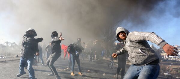 Участники протестов на территории Рамаллы в Палестине против решения США о признании Иерусалима столицей Израиля - Sputnik Молдова