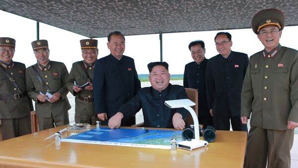 Liderul nord-coreean Kim Jong Un cu conducerea militară a ţării la o lansare de rachetă - Sputnik Moldova-România