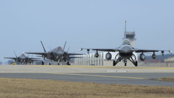 U.S. Air Force F-16 Fighting Falcon, right, and F-35A Lightning IIs assigned to the 34th Expeditionary Fighter Squadron Hill Air Force Base, Utah, taxi toward the end of the runway during the exercise VIGILANT ACE 18 at Kunsan Air Base, South Korea - Sputnik Молдова