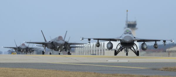 U.S. Air Force F-16 Fighting Falcon, right, and F-35A Lightning IIs assigned to the 34th Expeditionary Fighter Squadron Hill Air Force Base, Utah, taxi toward the end of the runway during the exercise VIGILANT ACE 18 at Kunsan Air Base, South Korea - Sputnik Moldova