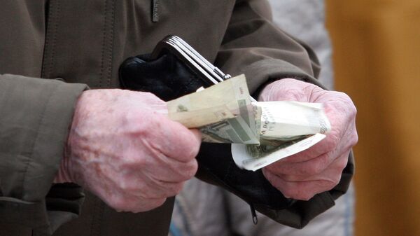 Пенсионер считает деньги. Архив - Sputnik Молдова