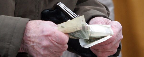 Пенсионер считает деньги. Архив - Sputnik Молдова