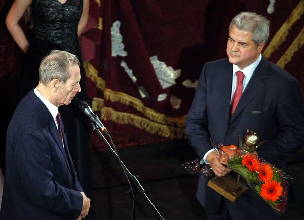 Regele Mihai și Adrian Năstase Regele Mihai și Adrian Năstase - Sputnik Moldova-România
