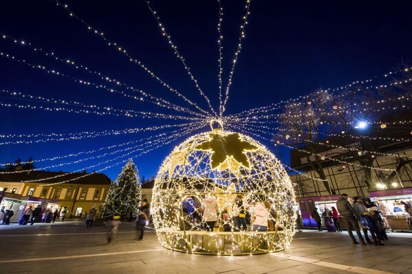 Un glob de Crăciun pe o stradă din orașul Eger, Ungaria - Sputnik Moldova