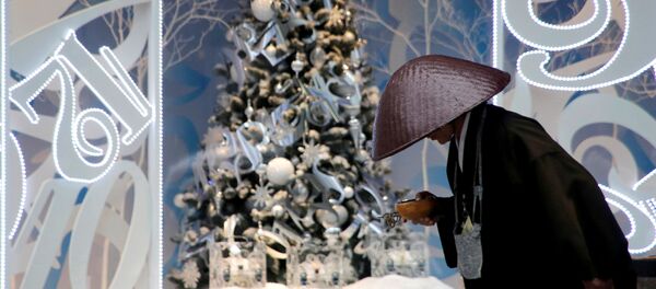 Un călugăr budist în fața unei decorații de Crăciun în Tokyo - Sputnik Moldova