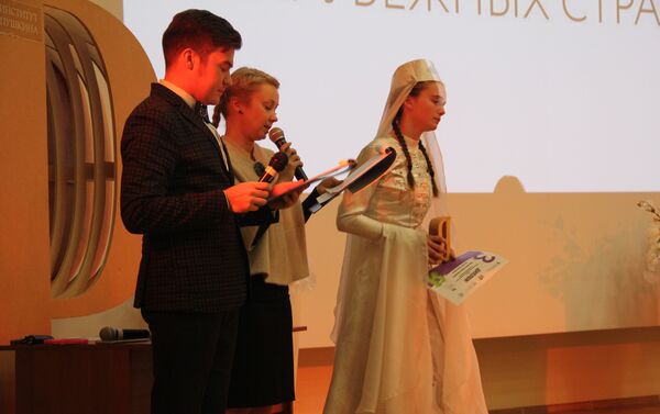 Алина из Цхинвала получает диплом победителя - Sputnik Молдова