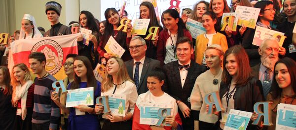 Общее фото всех победителей с дипломатами и руководством Института на фоне флага Южной Осетии - Sputnik Молдова