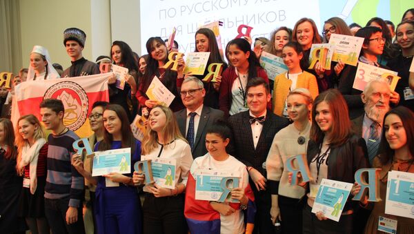 Общее фото всех победителей с дипломатами и руководством Института на фоне флага Южной Осетии - Sputnik Молдова