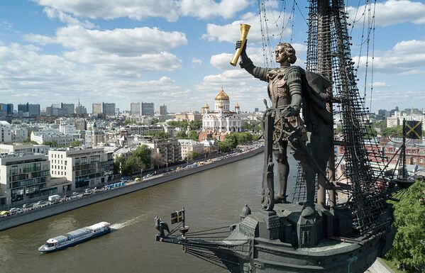 Monumentul lui Petru I, înălțat în anul 1997, pe o insulă artificială de pe râul Moscova. Înălțimea totală a monumentului este de 98 metri, iar înălțimea statuii lui Petru I este de 18 metri - Sputnik Moldova