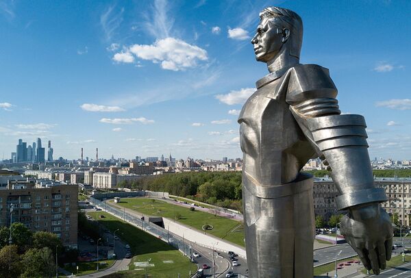 Monumentul lui Iurii Gagarin pe bulevardul Lenin, instalat în 1980, confecționat din titan, material utilizat la construcția navelor cosmice - Sputnik Moldova