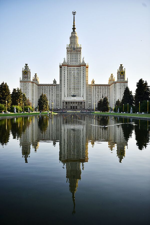 Clădirea Universității din Moscova, situată pe colina Vorobiov, unul dintre cei șapte „zgârie nori staliniști”, construită în 1953. Are înălțimea de 194 metri și este unul dintre simbolurile capitalei Federației Ruse - Sputnik Moldova
