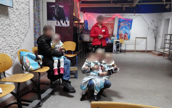 Заключенные пенитенциара Руска со своими детьми принимают гостей и подарки - Sputnik Moldova