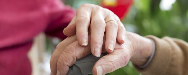 Пожилые люди держатся за руки - Sputnik Молдова