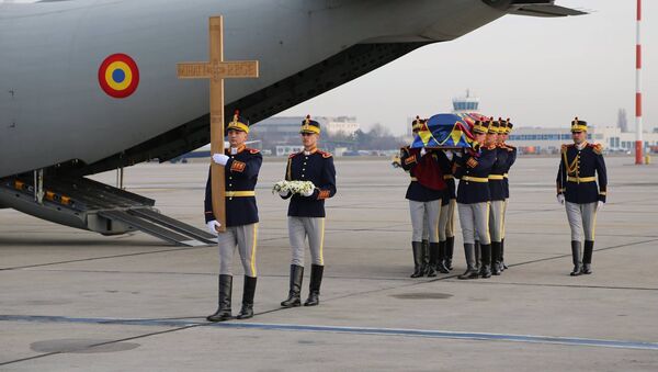 Sicriul cu trupul neînsufleţit al Majestăţii Sale Defuncte Regele Mihai I la Aeroportul Otopeni - Sputnik Moldova-România