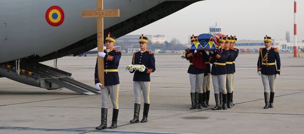 Sicriul cu trupul neînsufleţit al Majestăţii Sale Defuncte Regele Mihai I la Aeroportul Otopeni - Sputnik Moldova-România