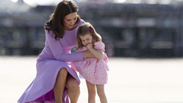 Кэтрин, герцогиня Кембриджская со своей дочерью принцессой Шарлоттой в Гамбурге, Германия - Sputnik Молдова