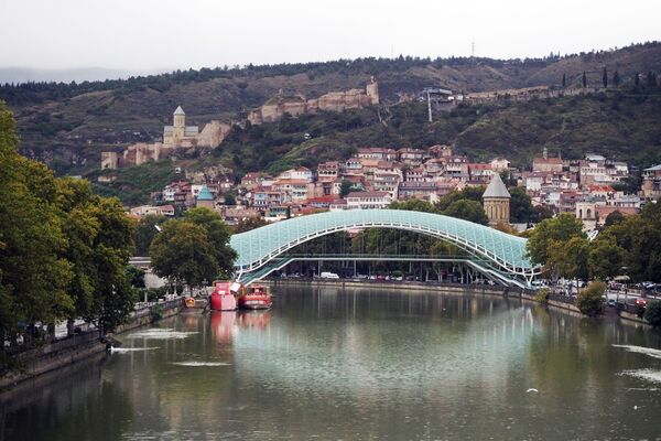 Пешеходный мост Мира через реку Куру в Тбилиси, Грузия - Sputnik Молдова