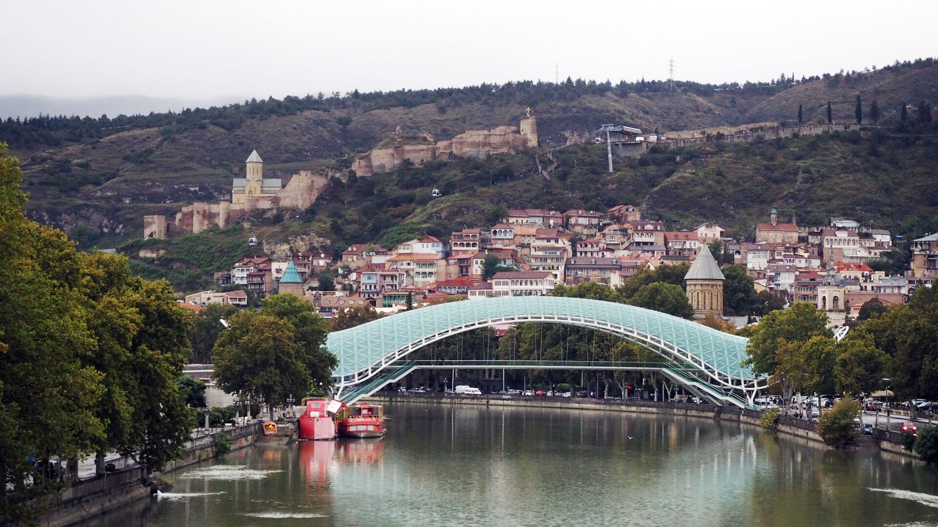 Пешеходный мост Мира через реку Куру в Тбилиси, Грузия - Sputnik Молдова, 1920, 18.09.2023