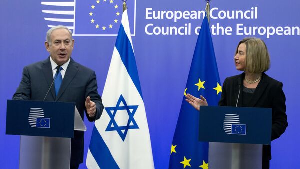 Премьер-министр Израиля Беньамин Нетаньяху во время совместной пресс-конференции с Верховным представителем Европейского союза Федерикой Могерини на заседании Совета ЕС в Брюсселе, 11 декабря 2017 года - Sputnik Молдова