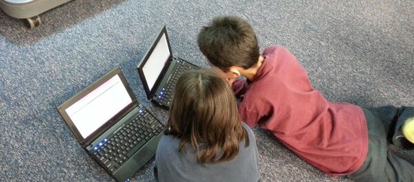 Дети за компьютером, фото из архива - Sputnik Молдова