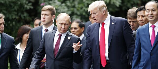 U.S. President Donald Trump, center right, and Russia's President Vladimir Putin, center left, talk during the family photo session at the APEC Summit in Danang, Saturday, Nov. 11, 2017 - Sputnik Moldova-România