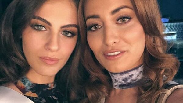 Contestants Miss Iraq, Sarah Eedan (R) and Miss Israel, Adar Gandelsman (L) pose together for a selfie, during preparations for the Miss Universe 2017 beauty pageant in Las Vegas, United States - Sputnik Moldova-România