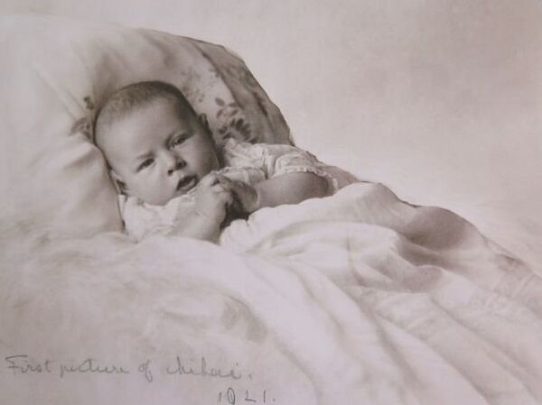 Маленький Михай на руках своей матери, принцессы Елены - Sputnik Молдова