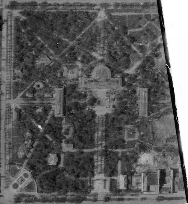 Немецкая аэросъёмка 1944 года. В Городском Саду видны множество павильонов выставки. Немецкая аэросъёмка 1944 года. В Городском Саду видны множество павильонов выставки. - Sputnik Молдова