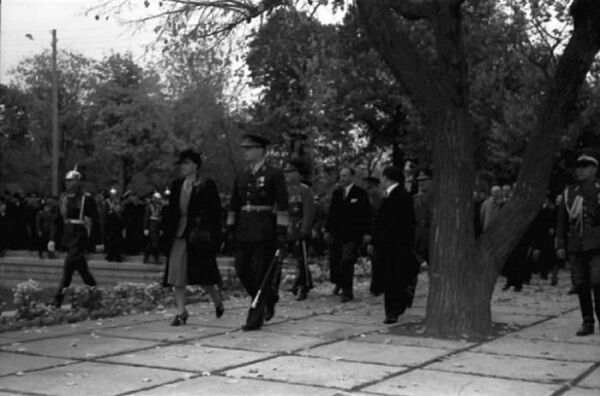 Михай I и королева-мать Елена на церемонии открытия Выставки Освобождения, 31 октября 1942 года, Кишинев Михай I и королева-мать Елена на церемонии открытия Выставки Освобождения, 31 октября 1942 года, Кишинев - Sputnik Молдова