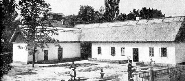 Один из крестьянских домов, представленных на выставке. Снимок этих зданий, скорее всего, не был сделан в Кишинёве, а во время другой выставки Один из крестьянских домов, представленных на выставке. Снимок этих зданий, скорее всего, не был сделан в Кишинёве, а во время другой выставки - Sputnik Молдова