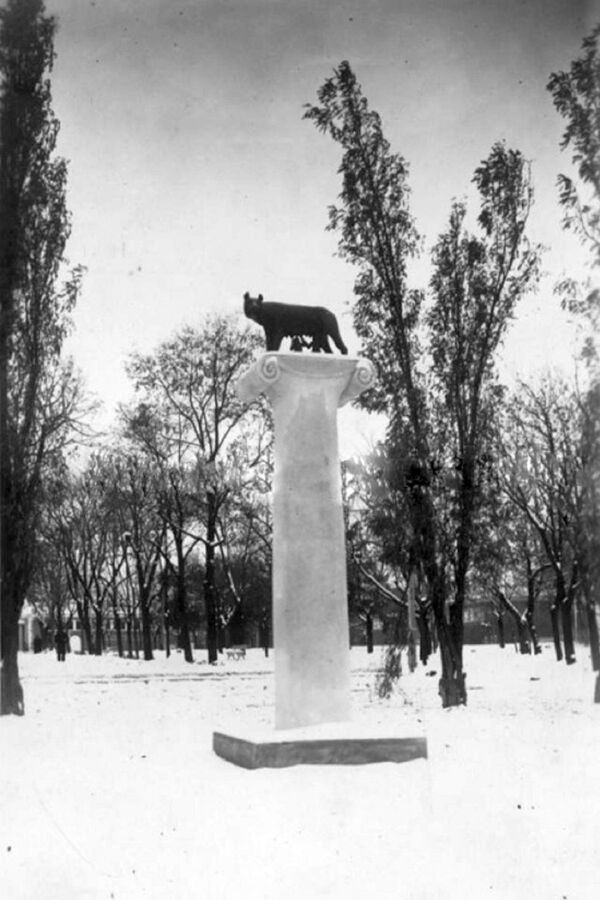 Капитолийская волчица в центральном парке в Кишиневе, примерно 1942 год Капитолийская волчица в центральном парке в Кишиневе, примерно 1942 год - Sputnik Молдова