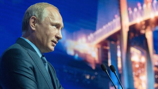 Президент России Владимир Путин выступает на торжественном открытии первого Восточного экономического форума во Владивостоке - Sputnik Moldova-România
