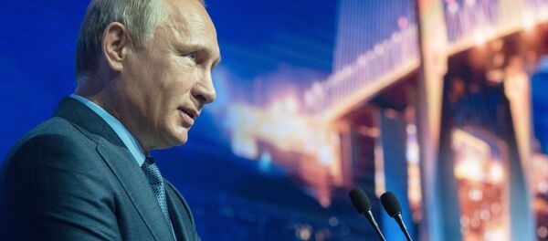 Президент России Владимир Путин выступает на торжественном открытии первого Восточного экономического форума во Владивостоке - Sputnik Moldova